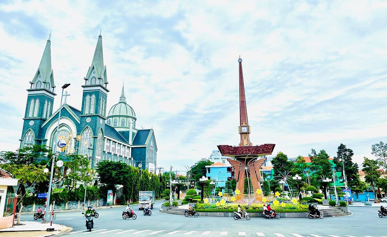 Thuê Xe 4 Chỗ Có Tài Xế Đi TP Thủ Dầu Một